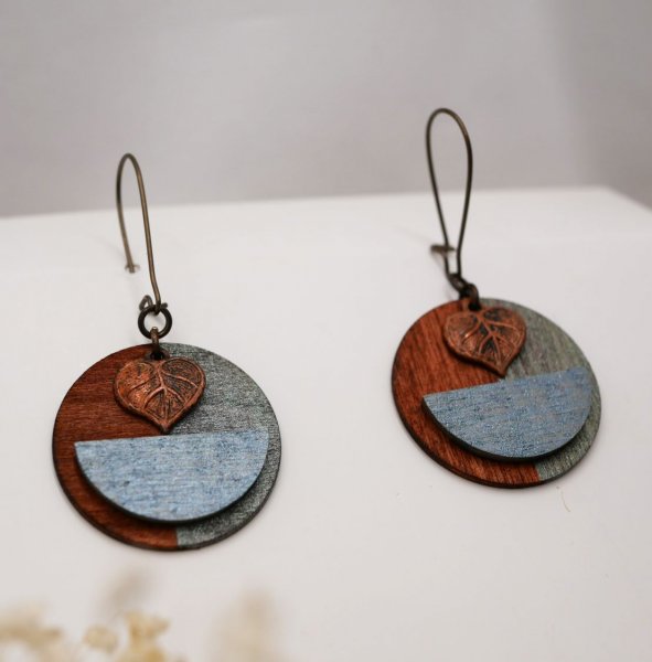 Boucles d'oreilles graphique en bois et feuille cuivr&eacute;e