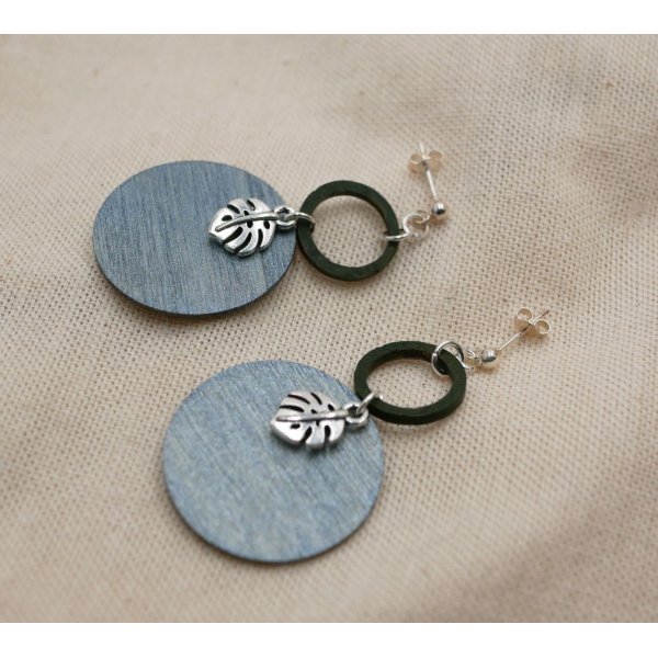 O monstera cinzento e verde deixa brincos gr&aacute;ficos