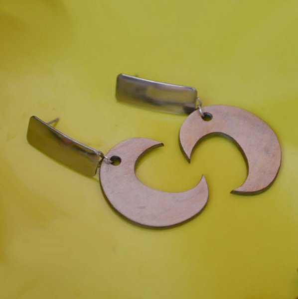 Brincos de madeira patinada prateada 