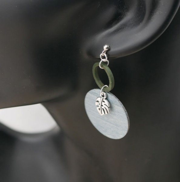 O monstera cinzento e verde deixa brincos gr&aacute;ficos