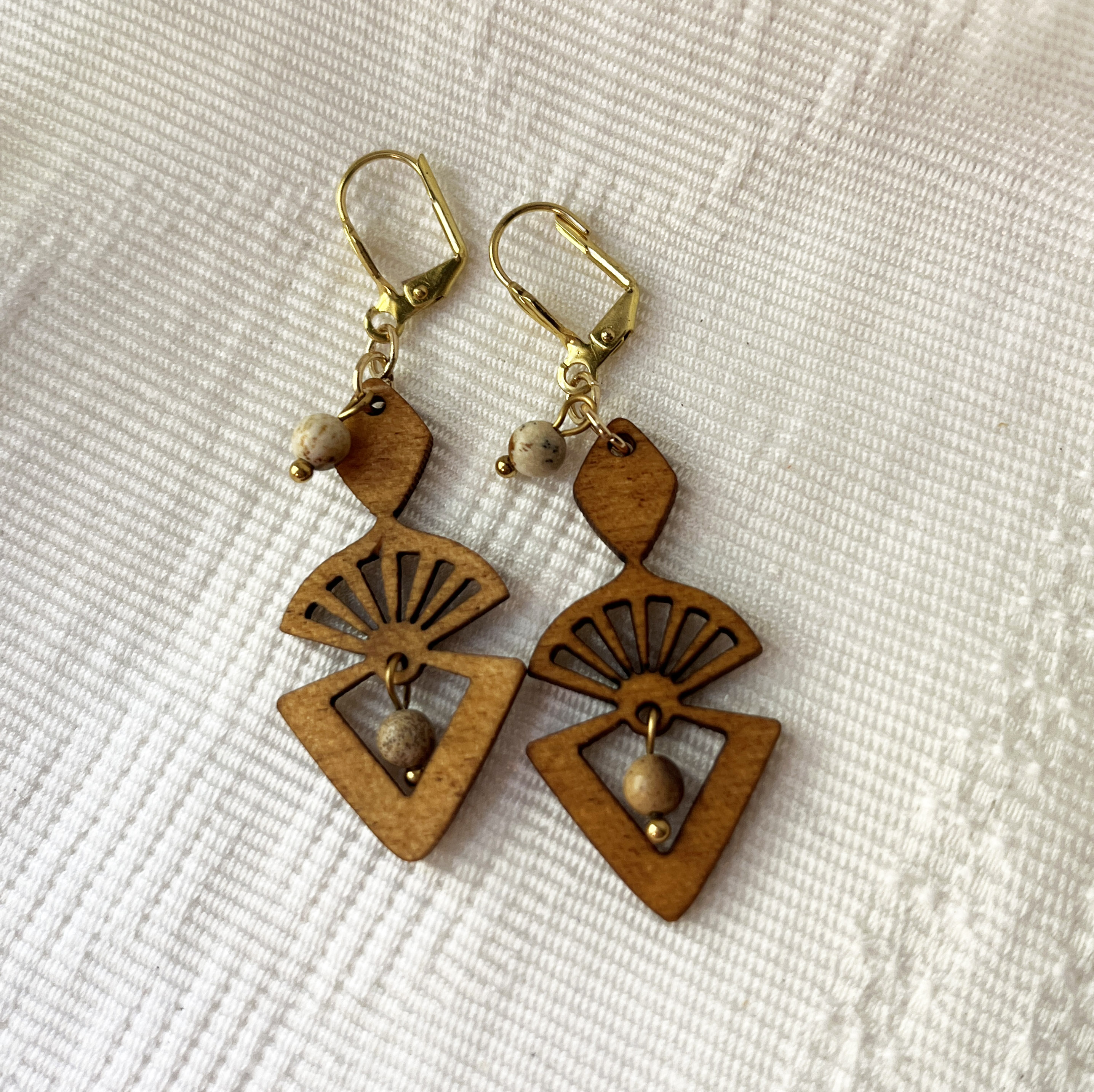 boucles d'oreilles bois et perles pierre beige