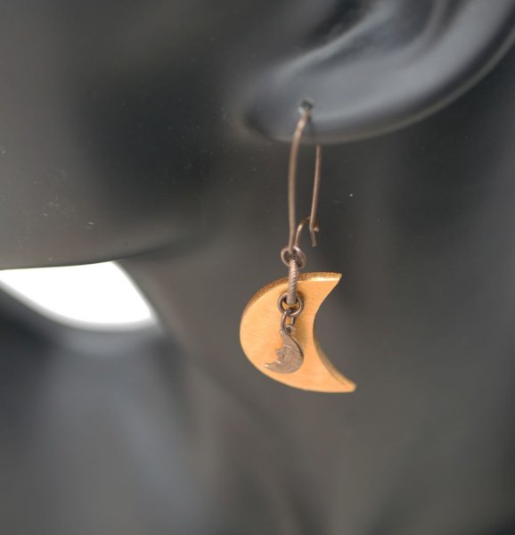 Brincos de lua de madeira com encantos de lat&atilde;o