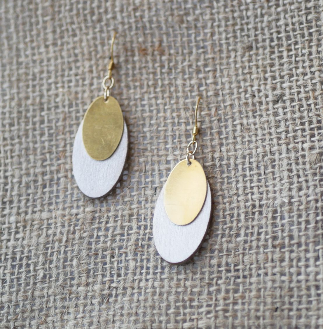 Boucles d'oreilles ovales en bois blanc et sequins dorés