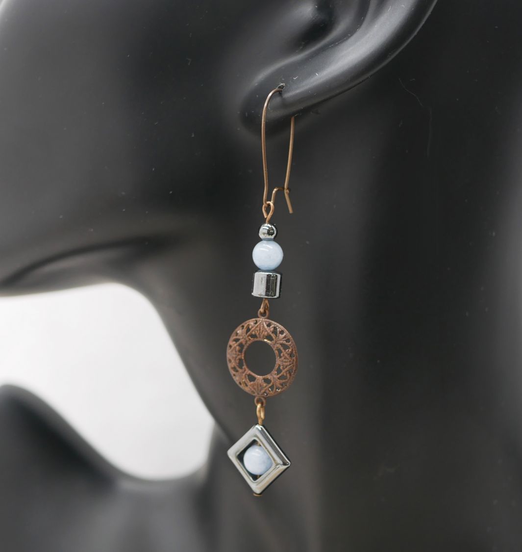 Brincos assimétricos em latão natural e contas de hematite
