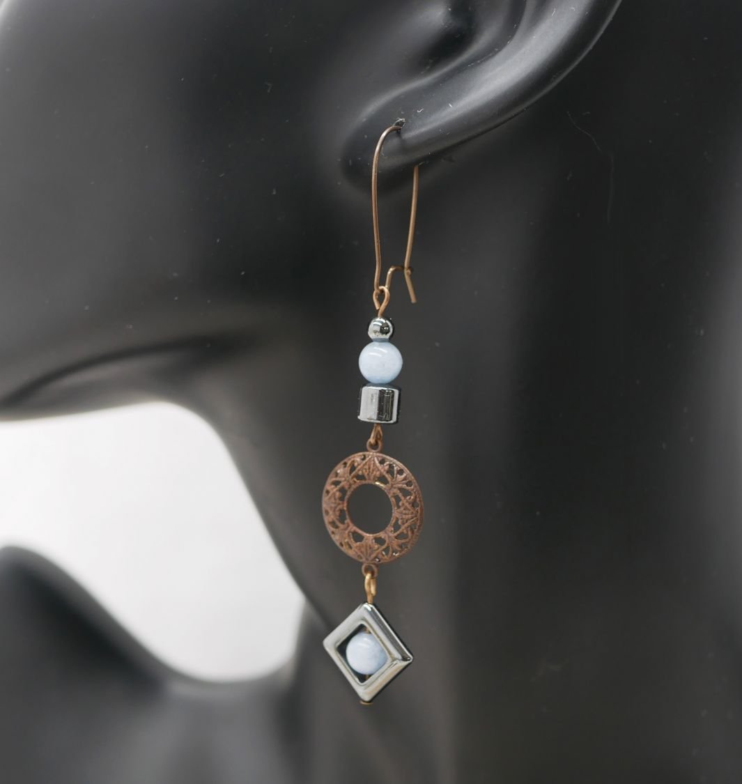 Brincos assimétricos em latão natural e contas de hematite