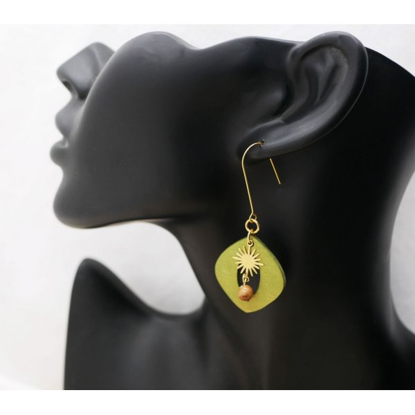 Brincos de madeira met&aacute;lica verde e pingente de sol dourado
