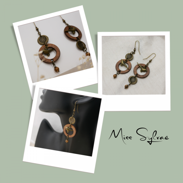 Brincos de madeira com p&aacute;ssaros de lat&atilde;o