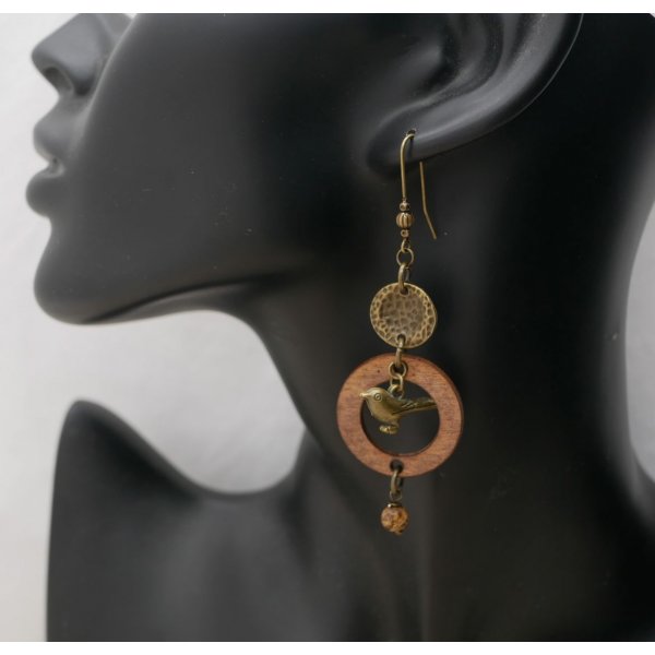 Brincos de madeira com p&aacute;ssaros de lat&atilde;o