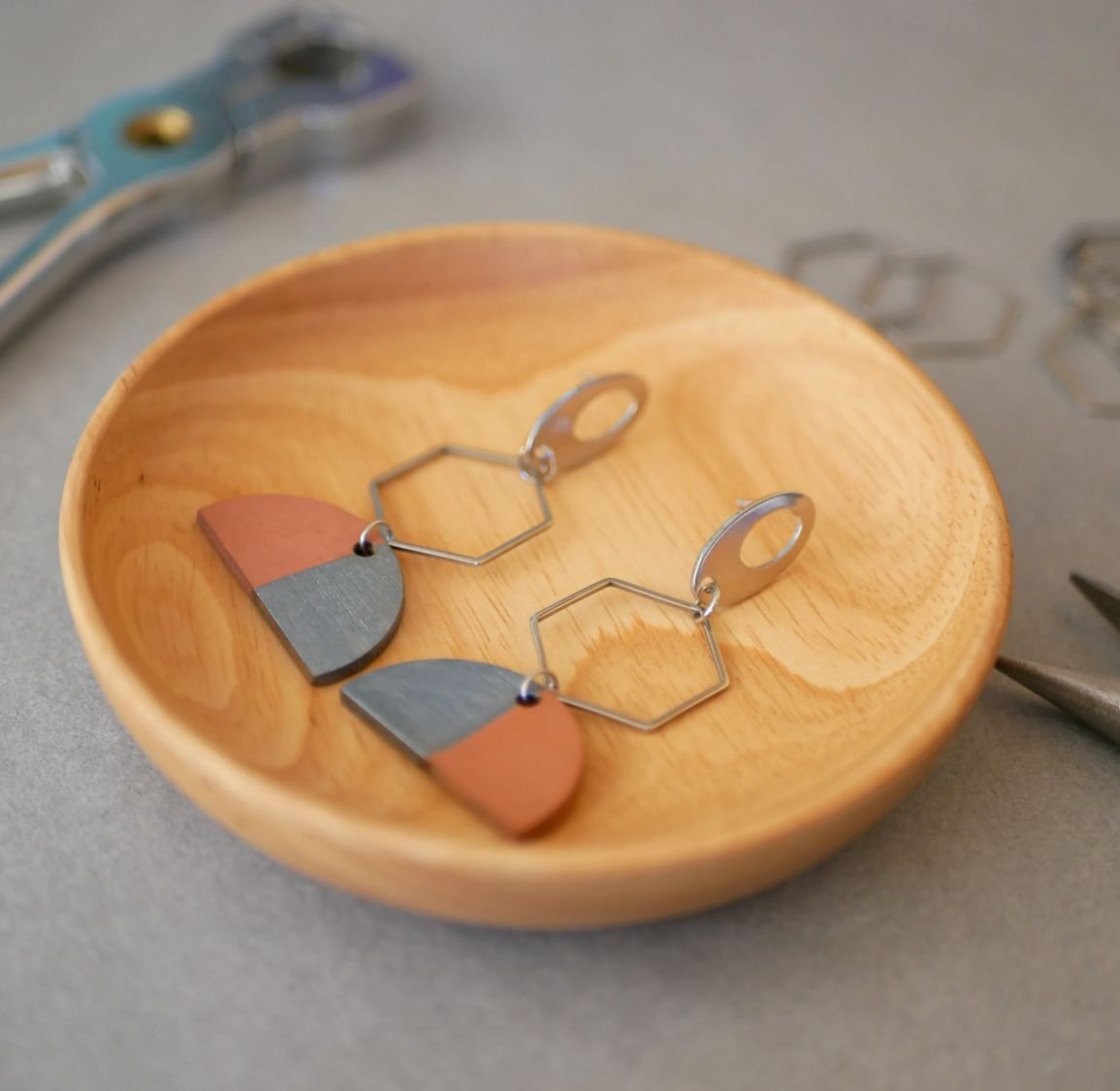 Brincos geométricos pendentes cinzentos e castanhos