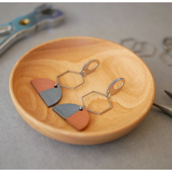 Brincos geom&eacute;tricos pendentes cinzentos e castanhos