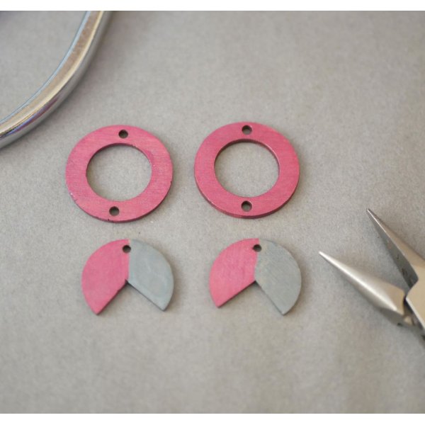 Brincos geom&eacute;tricos pendentes de madeira Fuchsia e Grey