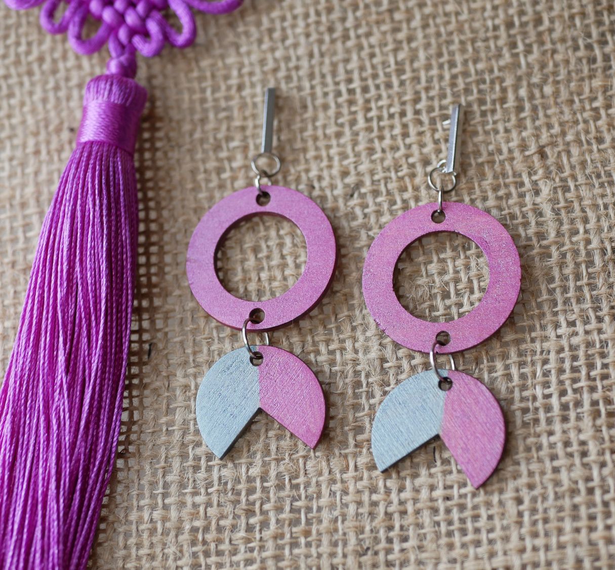 Brincos geométricos pendentes de madeira Fuchsia e Grey