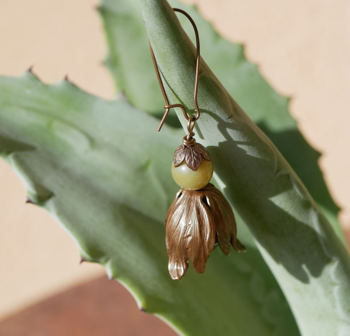Brincos de pétalas grandes em latão natural e pérolas de pedra preciosa 