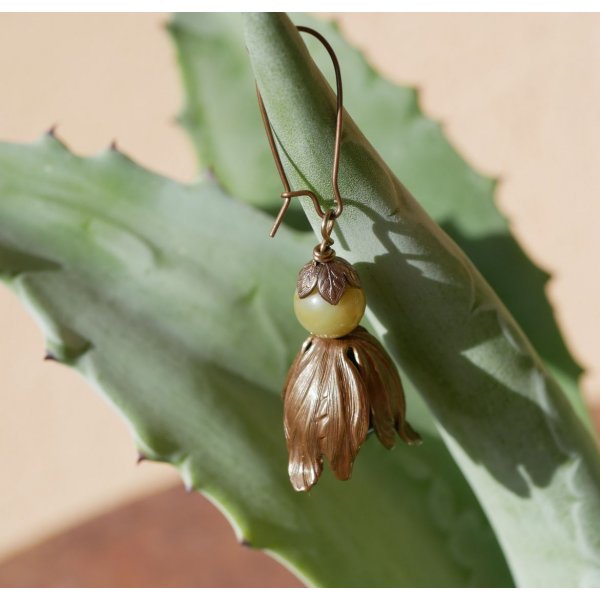 Brincos de p&eacute;talas grandes em lat&atilde;o natural e p&eacute;rolas de pedra preciosa 