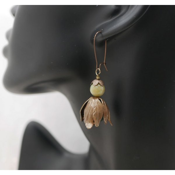 Brincos de p&eacute;talas grandes em lat&atilde;o natural e p&eacute;rolas de pedra preciosa 