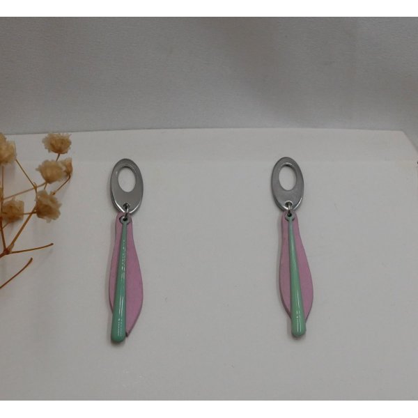 Boucles d'oreilles pendantes longueus en bois rose et vert pastel