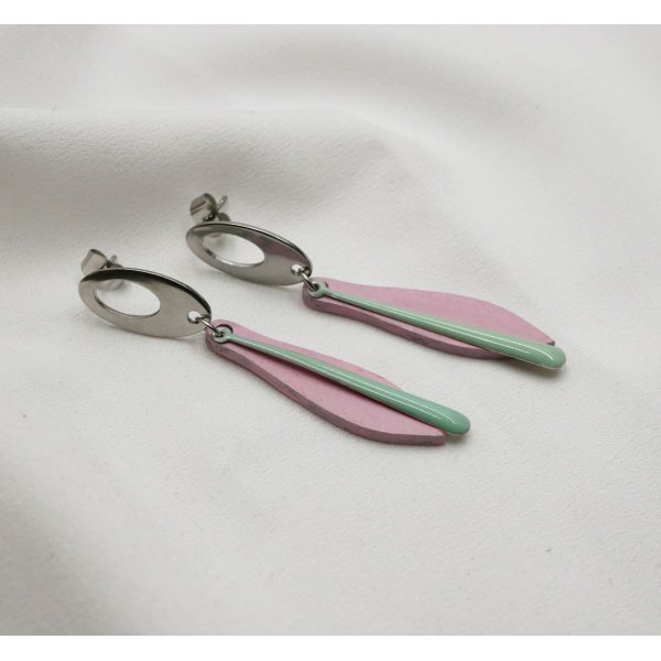 Boucles d'oreilles pendantes longueus en bois rose et vert pastel