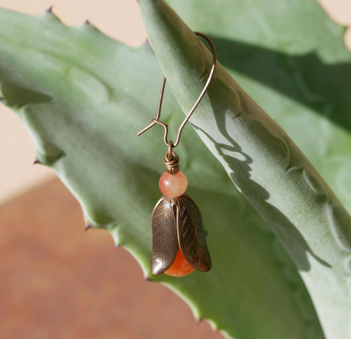 Brincos em latão natural e pérolas de pérolas de laranja