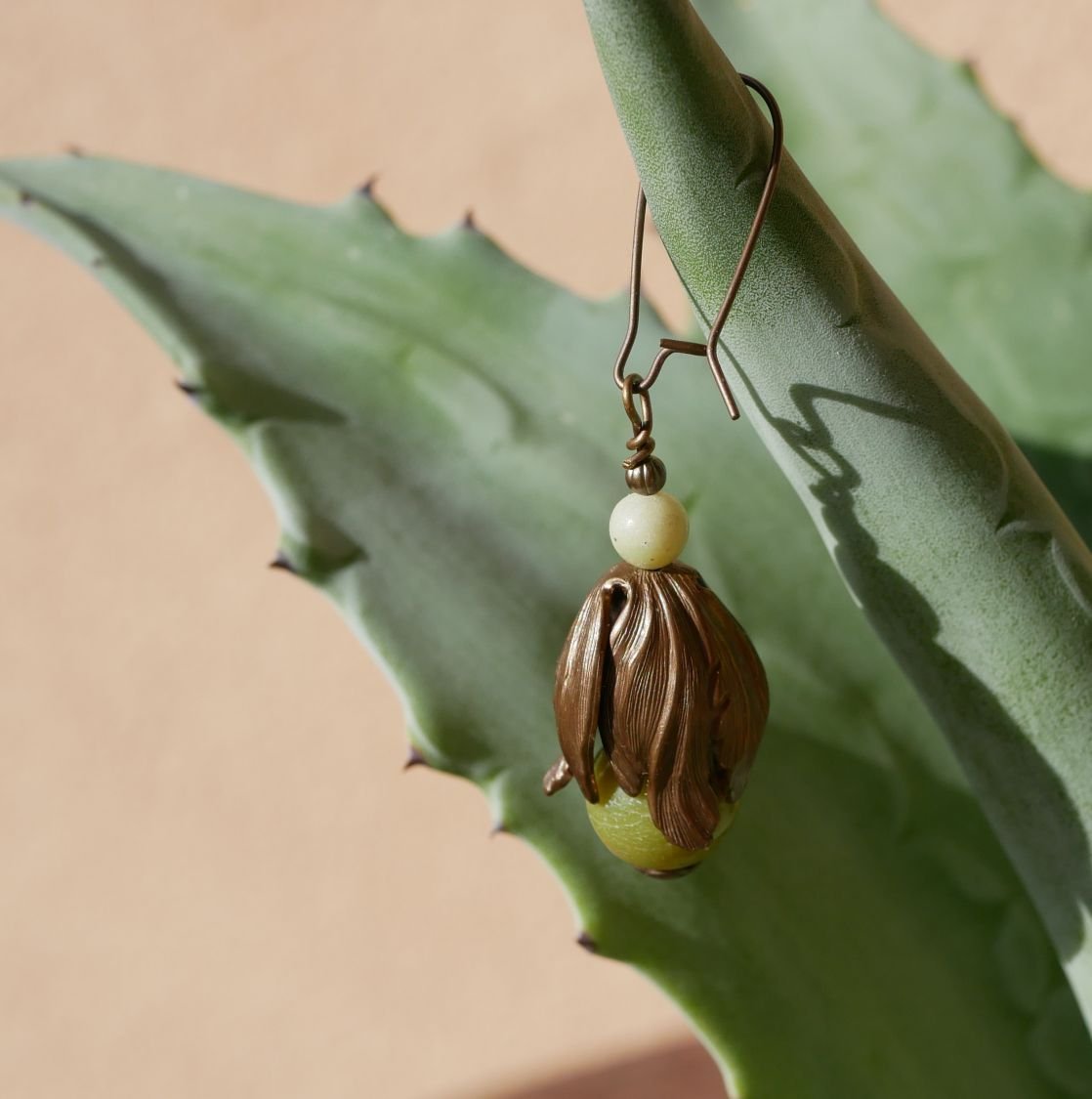 Brincos pendentes de latão natural e pedra preciosa olivina