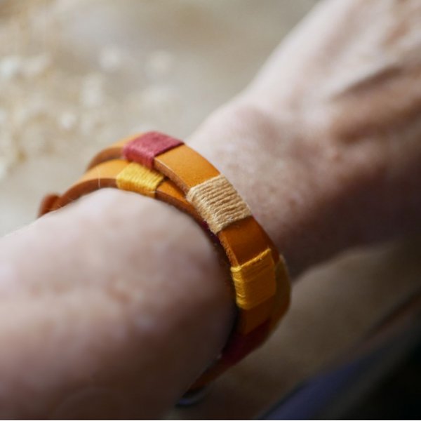 Bracelet en cuir double tour style boh&egrave;me tiss&eacute; de fils de coton tons oranges rouges