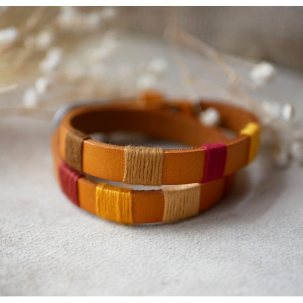 Bracelet en cuir double tour style boh&egrave;me tiss&eacute; de fils de coton tons oranges rouges