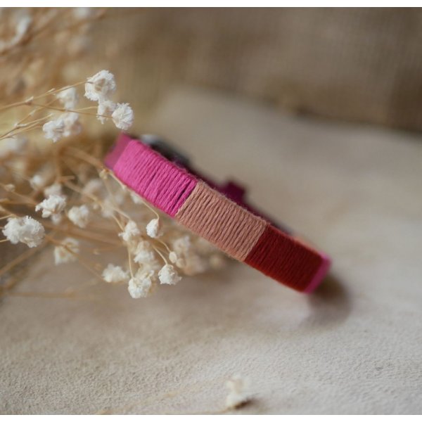 Bracelet en cuir fuchsia style boh&egrave;me tiss&eacute; de fils de coton tons p&ecirc;ches et roses