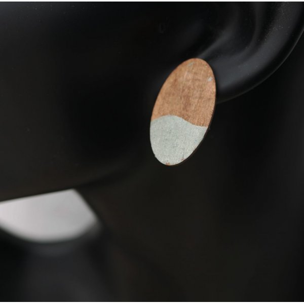 Brincos grandes ovais em madeira de nogueira e cinza met&aacute;lico