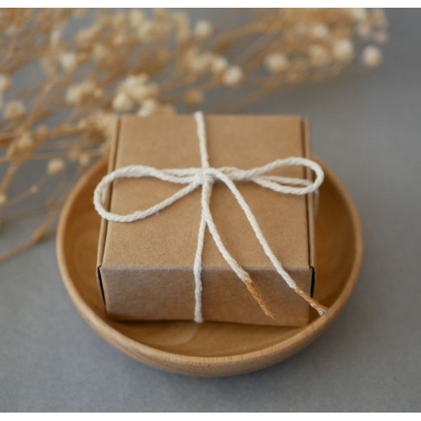 Brincos grandes ovais em madeira de nogueira e cinza met&aacute;lico