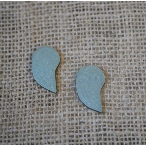 Brincos gr&aacute;ficos de madeira verde-cinza met&aacute;lica