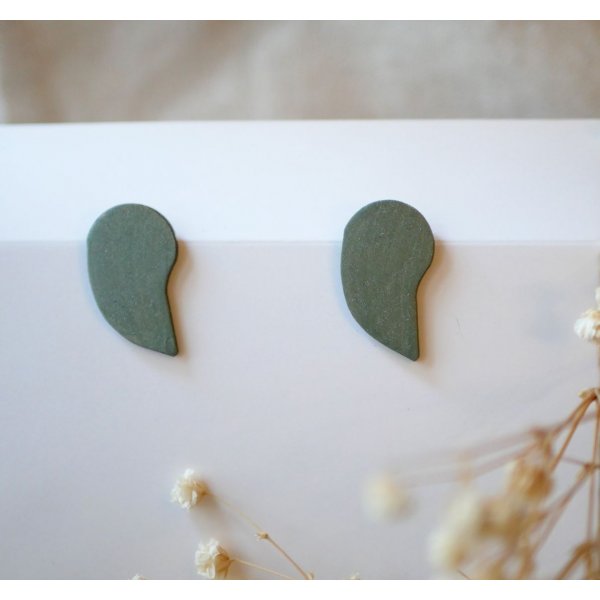 Brincos gr&aacute;ficos de madeira verde-cinza met&aacute;lica