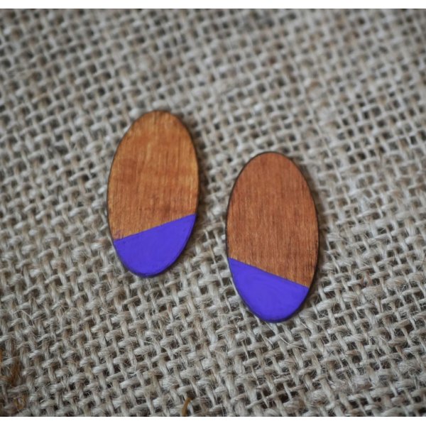 Brincos grandes ovais em madeira de cerejeira e p&uacute;rpura 