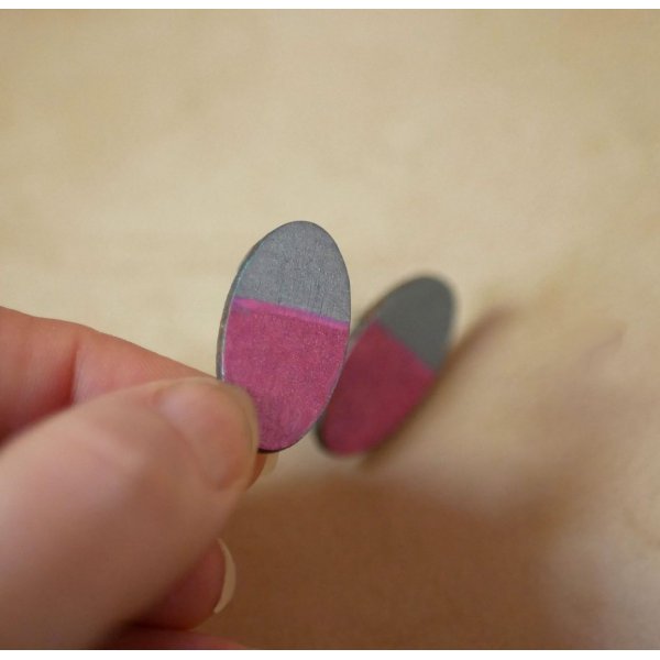 Brincos ovais de madeira pintados em f&uacute;csia e efeito met&aacute;lico cinzento