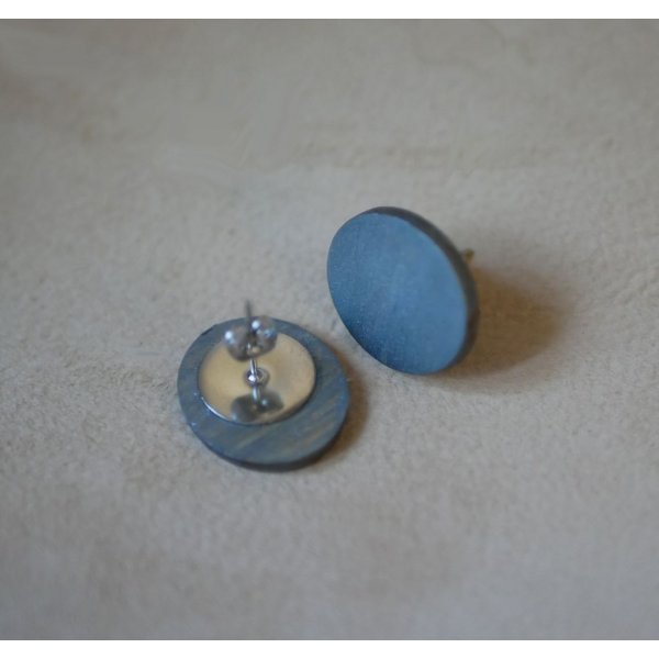 Brincos ovais em madeira pintada de cinzento com efeito met&aacute;lico