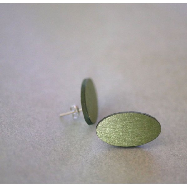 Brincos ovais de madeira pintados num duo de greens com efeito met&aacute;lico