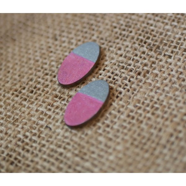 Brincos ovais de madeira pintados em f&uacute;csia e efeito met&aacute;lico cinzento