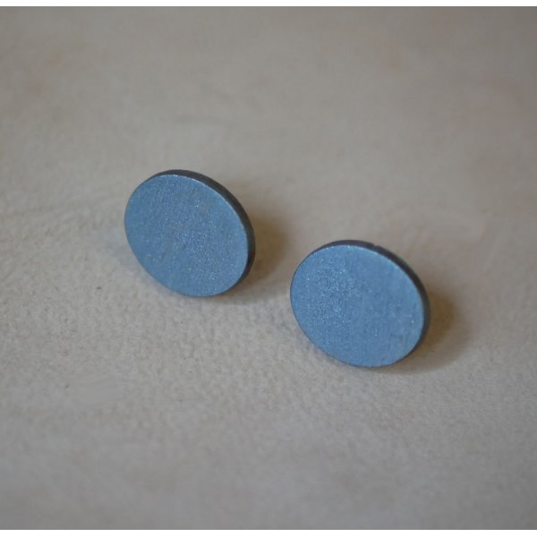 Brincos ovais em madeira pintada de cinzento com efeito met&aacute;lico