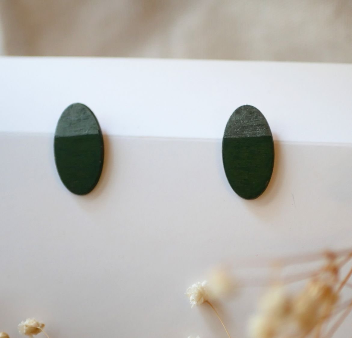 Brincos ovais de madeira pintados em verde e efeito duo metálico cinzento