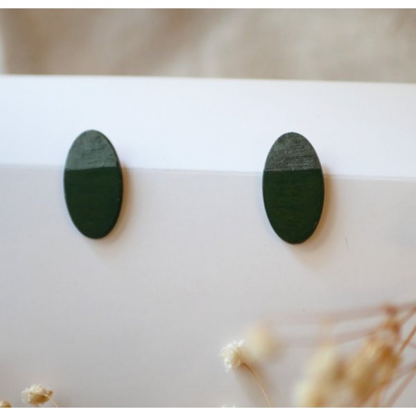 Brincos ovais de madeira pintados em verde e efeito duo met&aacute;lico cinzento