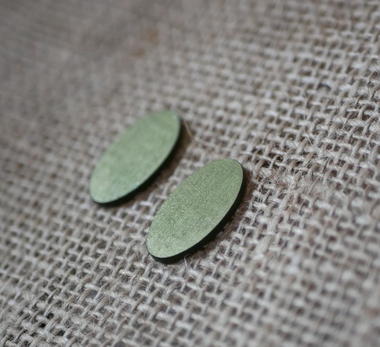 Brincos ovais de madeira pintados num duo de greens com efeito metálico