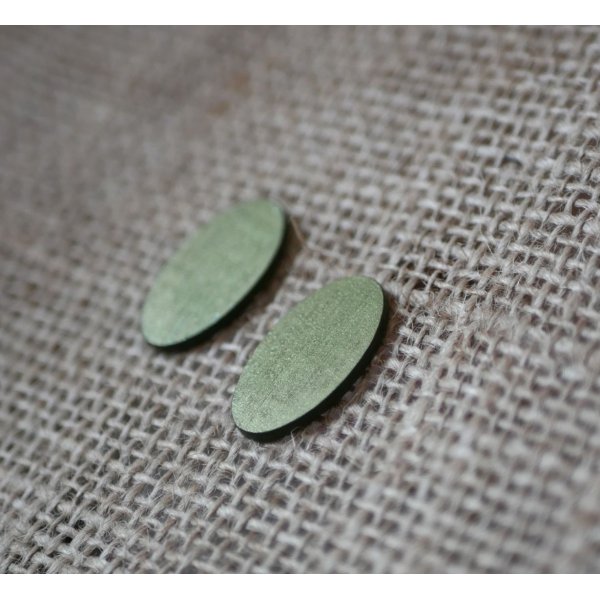 Brincos ovais de madeira pintados num duo de greens com efeito met&aacute;lico