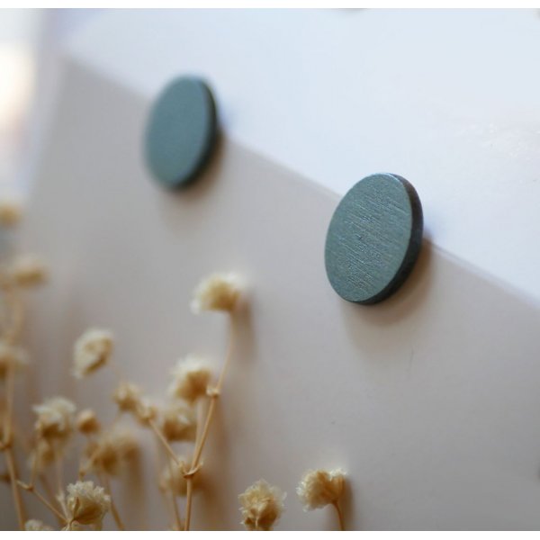 Brincos ovais em madeira pintada de cinzento com efeito met&aacute;lico