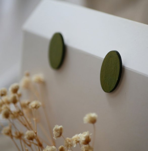 Brincos ovais de madeira pintados num duo de greens com efeito met&aacute;lico