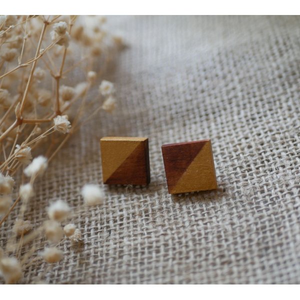 Brincos redondos em madeira de cerejeira pintada em ouro