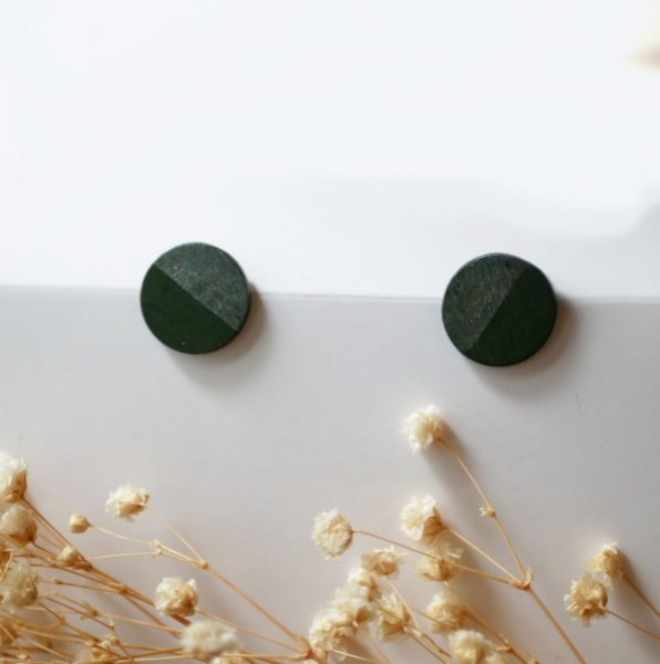 Brincos redondos de madeira pintados em verde escuro e efeito met&aacute;lico cinzento