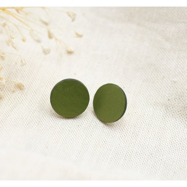 Brincos redondos de madeira pintados com efeito met&aacute;lico verde