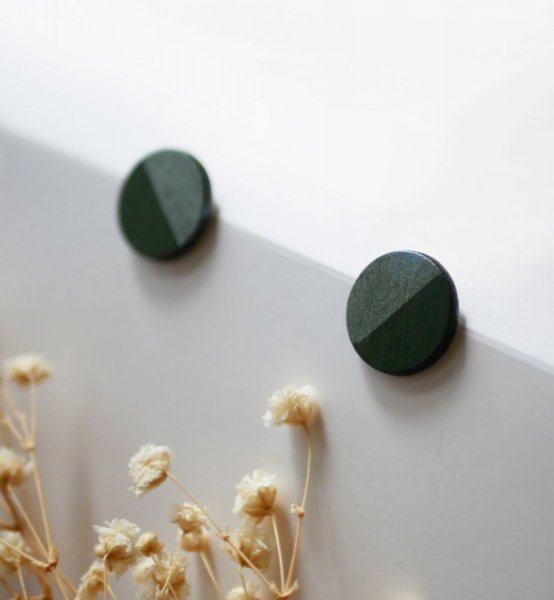 Brincos redondos de madeira pintados em verde escuro e efeito met&aacute;lico cinzento