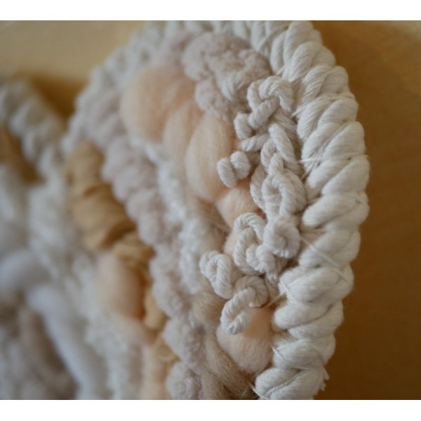 D&eacute;coration coeur en tissage de laines blanches et beiges