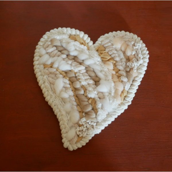 D&eacute;coration coeur en tissage de laines blanches et beiges