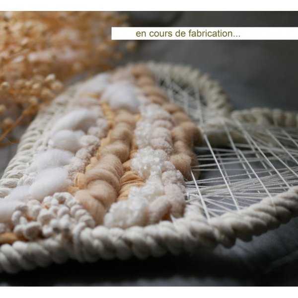 D&eacute;coration coeur en tissage de laines blanches et beiges