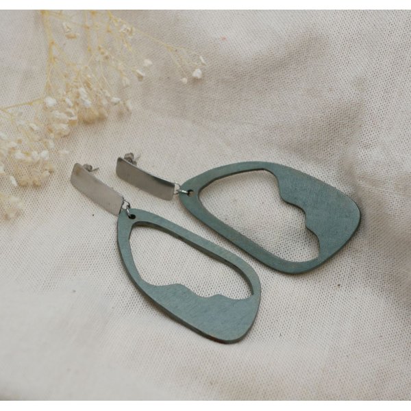 Grandes brincos de madeira pintados de verde ou cinzento